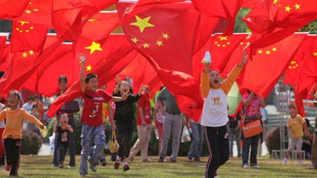 面对曹操进攻，刘备带十万百姓撤离，为何被说虚伪？游戏画面