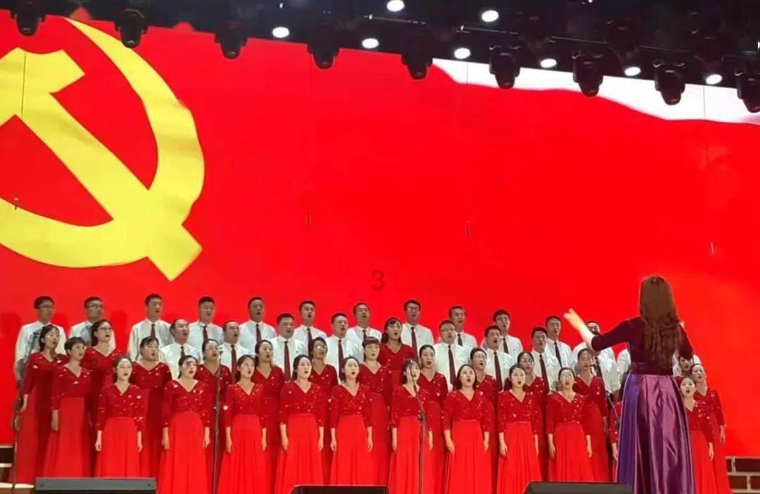 夏季的时尚女孩